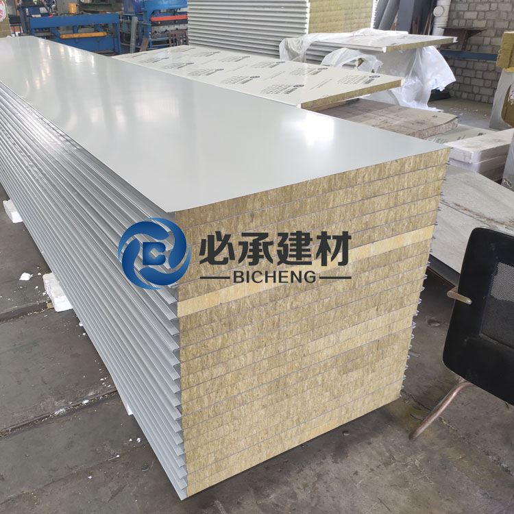 彩鋼夾芯板與巖棉彩鋼板在綠色建筑中的應(yīng)用有何不同？